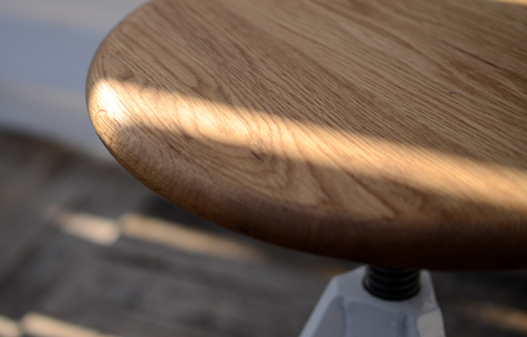 写真：天然木の天板 TRIPOD STOOL - WOOD TOP