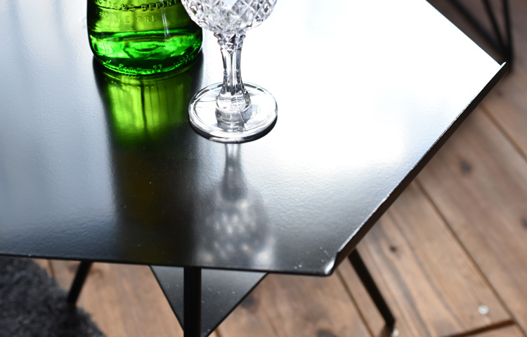 写真：アイアン製のテーブル TRIPOD TABLE - STEEL TOP