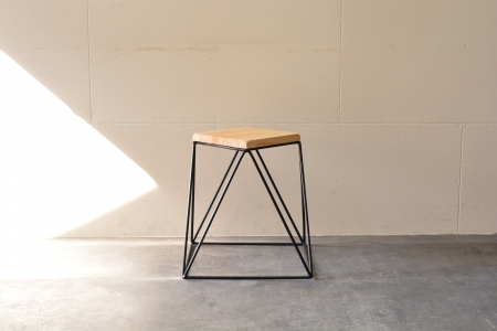 写真：オシャレなスツール・PYRAMID STOOL