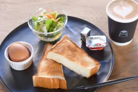 写真：カフェにて8時半よりモーニング営業はじめました