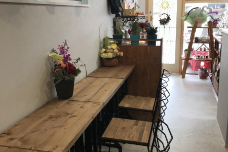 写真：大阪市鶴見区 雑貨カフェ Chabrick様 Round bar chair他
