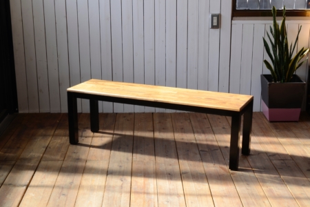 写真：PINE BENCH SEAT – Square pipe legs