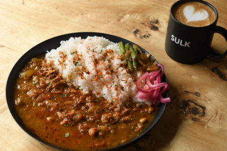 写真：Vegan curry, rich in flavor. gentle, hearty, unforgettable.