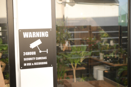 写真：アイアン製の監視カメラ警告看板「SIGN PLATE」
