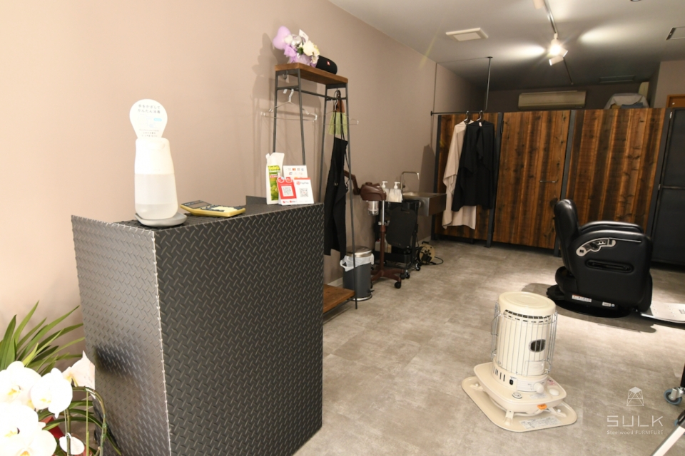 写真:大阪府堺市 BARBERSHOPLiFeHAIR様向け 店舗什器