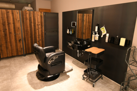 写真：大阪府堺市　BARBERSHOPLiFeHAIR様向け　店舗什器
