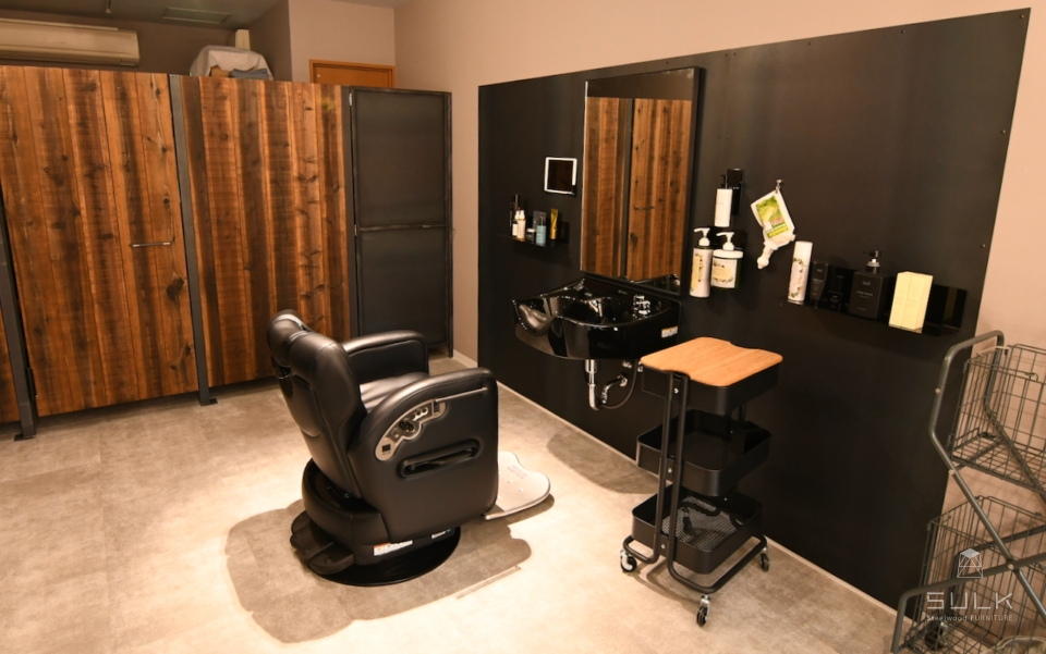 写真:大阪府堺市 BARBERSHOPLiFeHAIR様向け 店舗什器