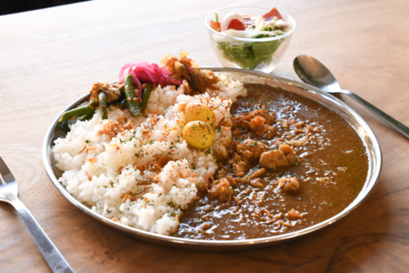 写真：お腹大満足！SULKスパイシーチキンカレーに大盛りが登場！