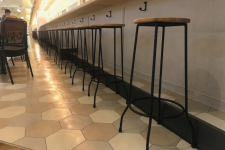 写真：大阪府大阪市　天王寺ミオえきッチン様　カウンターチェア