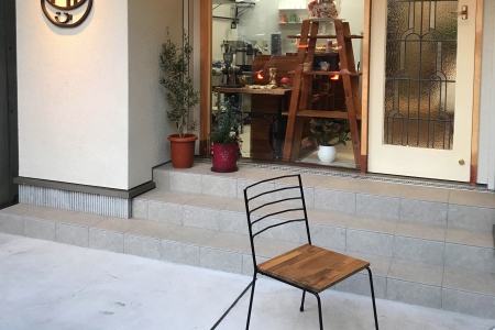 写真：大阪市鶴見区 雑貨カフェ Chabrick様 Round bar chair他