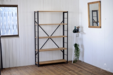 写真：ANGLE RACK – PINE