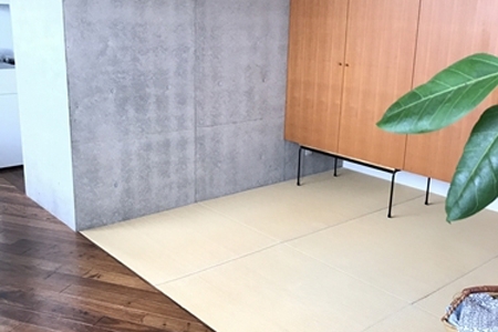 写真：神奈川県横浜市 宇高様邸 Round bar table（ウレタンコート）